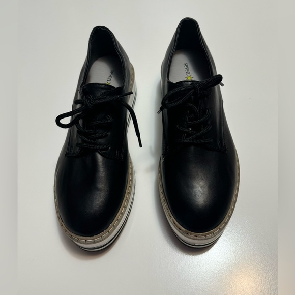 Seven Dials Shoes - Picture 2 of 10